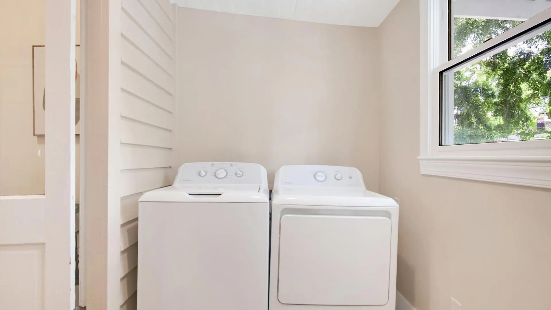 Comfortable Executive Rental By The Park Heated Pool Access 1394 Savannah